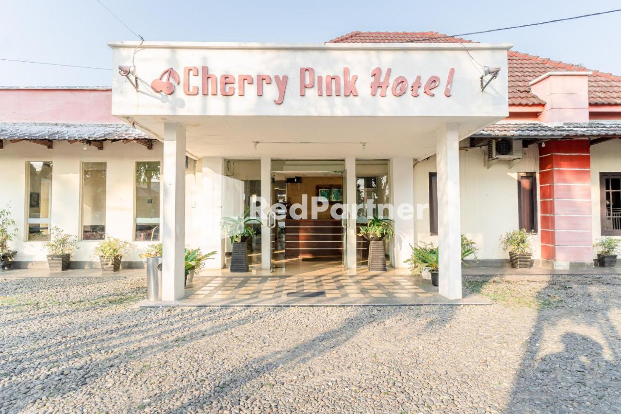 Cherry Pink Hotel Medan Mitra Reddoorz Kültér fotó