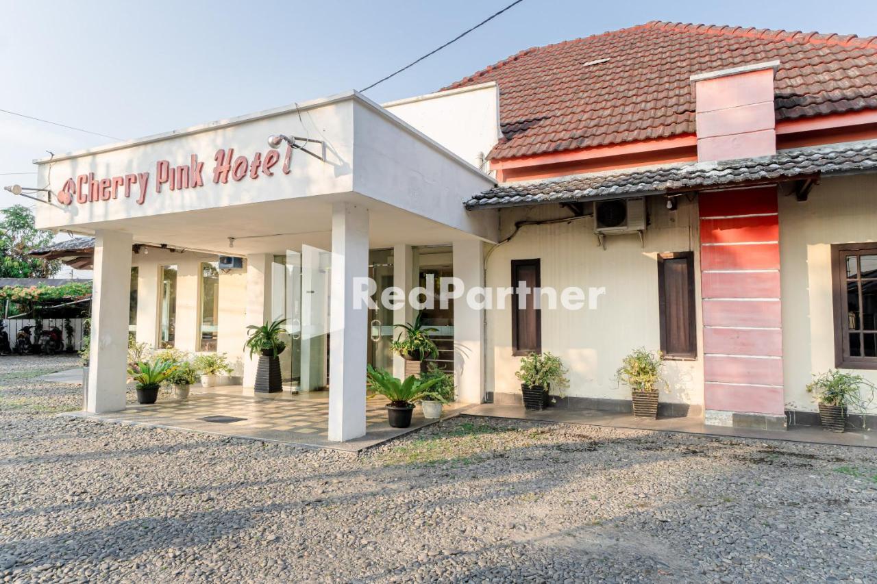 Cherry Pink Hotel Medan Mitra Reddoorz Kültér fotó