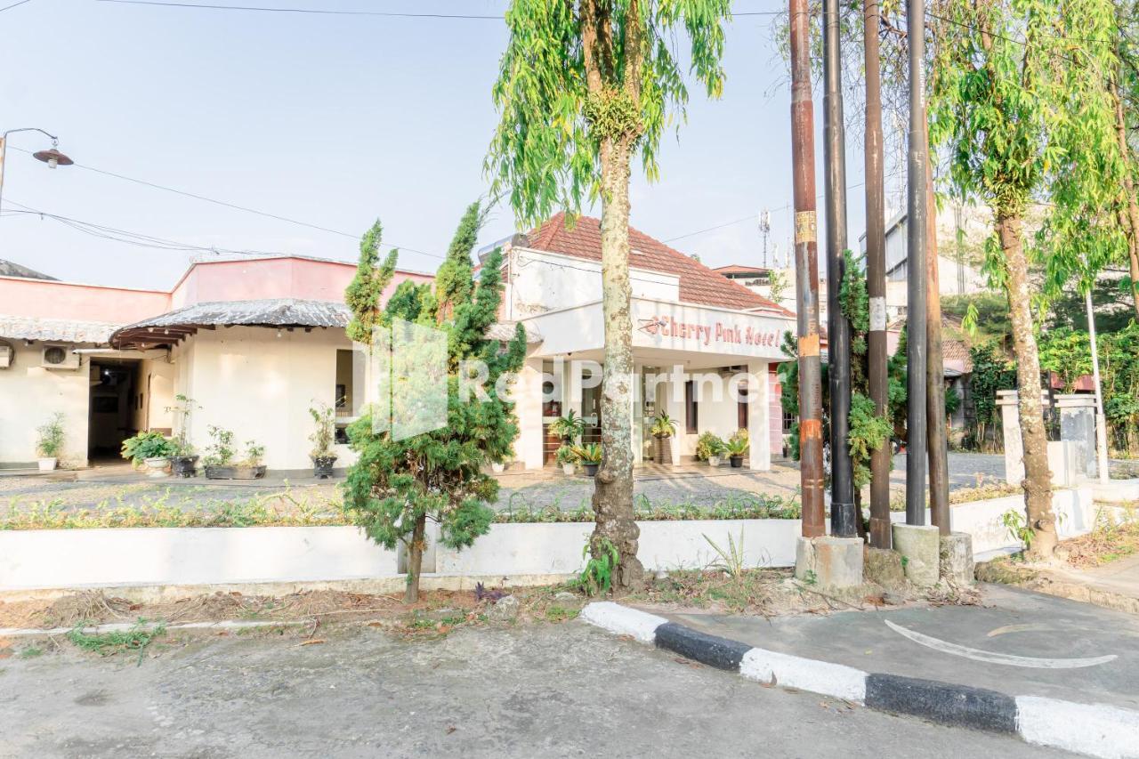 Cherry Pink Hotel Medan Mitra Reddoorz Kültér fotó